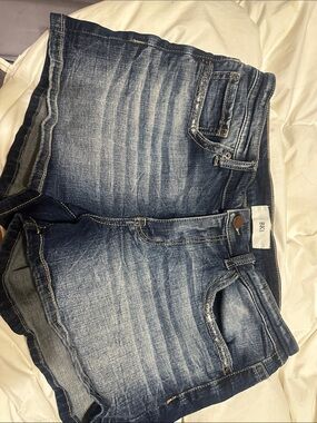 Buckle Women's Faded Blue Cropped Denim Shorts